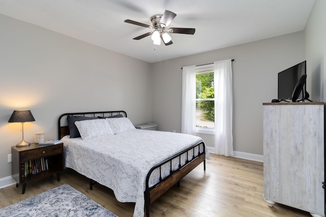 913 W 8th St, Corbin, KY 40701 - bedroom featuring light wood-type flooring, baseboards, and a ceiling fan