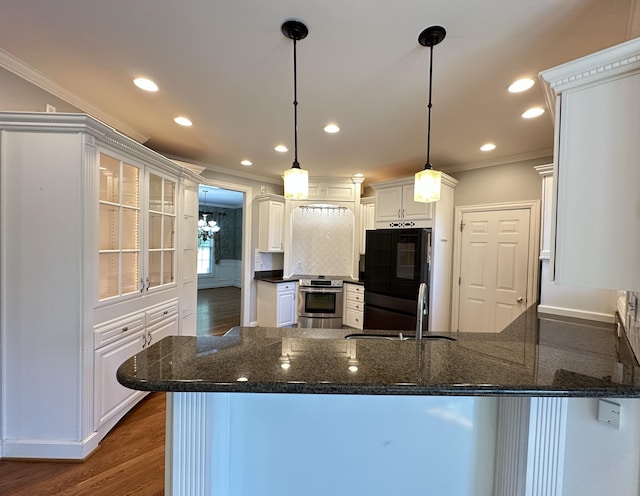 3217 Malone Dr, Lexington, KY 40513 - kitchen featuring crown molding, electric stove, a peninsula, freestanding refrigerator, and dark wood-style flooring