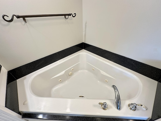 3217 Malone Dr, Lexington, KY 40513 - bathroom featuring a jetted tub