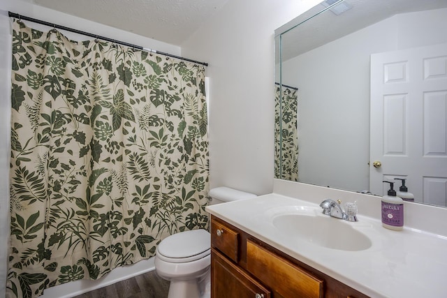 753 Woodhaven Pl, Lexington, KY 40514 - full bath with vanity, toilet, wood finished floors, a shower with curtain, and a textured ceiling