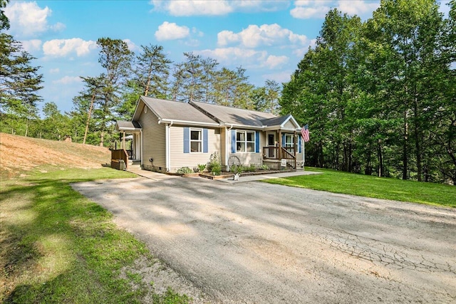1008 Ramsey Branch Rd, Artemus, KY 40903 - ranch-style house featuring driveway, a front lawn, and crawl space