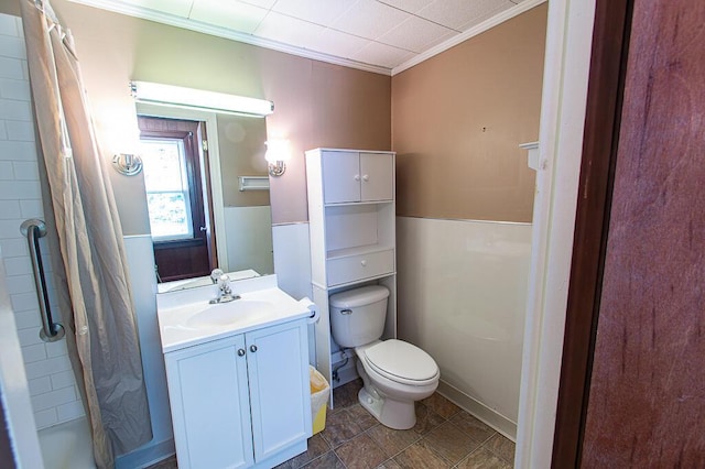 135 Rolling Acres Dr, Frankfort, KY 40601 - bathroom with toilet, vanity, crown molding, and a shower with shower curtain