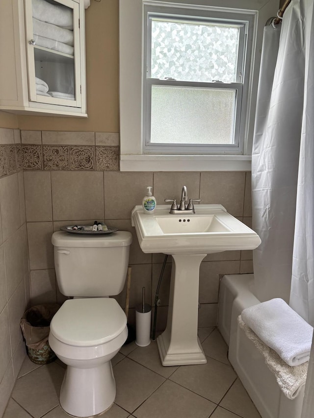 321 Clay Ave, Lexington, KY 40502 - full bath with tile walls, toilet, tile patterned floors, a sink, and shower / bath combination with curtain