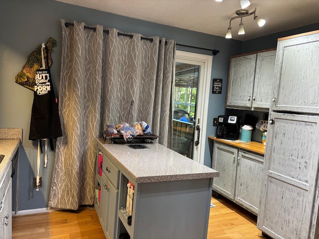 1512 Maple Ln, Corbin, KY 40701 - kitchen featuring light wood-style floors, light countertops, and a peninsula