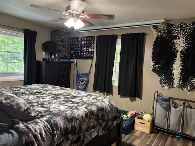 1512 Maple Ln, Corbin, KY 40701 - bedroom featuring dark wood-style floors, a textured ceiling, and a ceiling fan