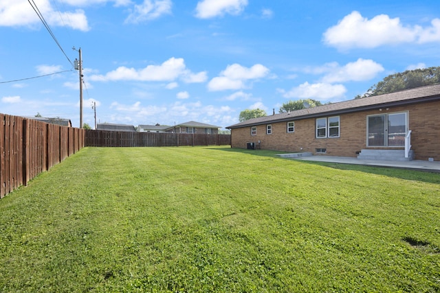 141 Springfield Dr, Corbin, KY 40701 - view of yard with a patio