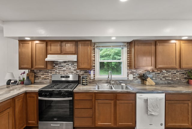 103 Cypress St, Nicholasville, KY 40356 - kitchen with stainless steel gas range oven, dishwasher, under cabinet range hood, a sink, and backsplash