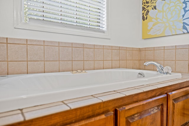 204 Keith Dr, Berea, KY 40403 - full bath with a garden tub