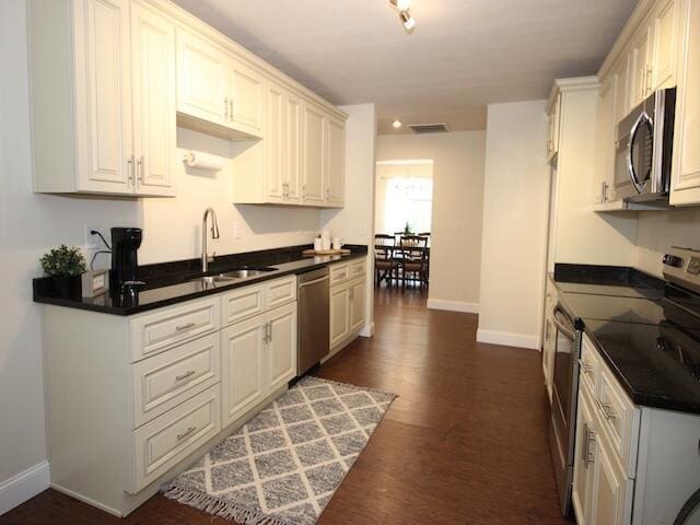 91 Graysons Way, Somerset, KY 42503 - kitchen featuring stainless steel appliances, a sink, baseboards, and dark countertops