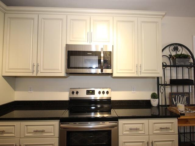 91 Graysons Way, Somerset, KY 42503 - kitchen featuring stainless steel appliances, dark countertops, and white cabinets