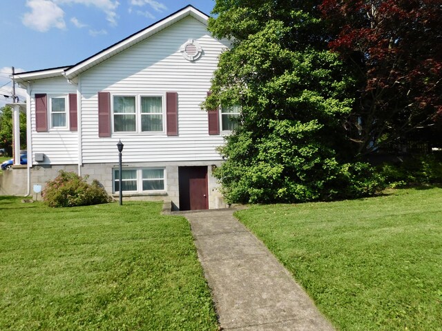 302 8th St, Ravenna, KY 40472 - view of front of house featuring a front lawn