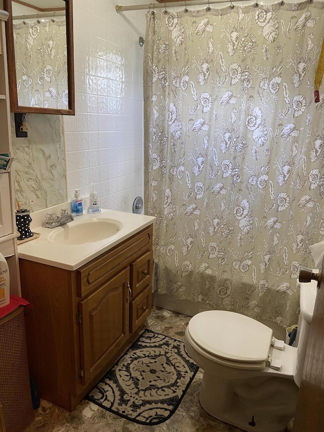 648 Hayes Creek Rd, Strunk, KY 42649 - bathroom with vanity, toilet, a shower with shower curtain, and wallpapered walls