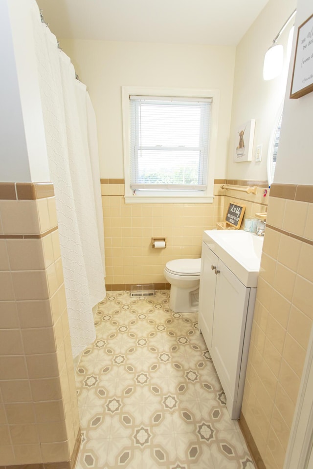 1021 Arapaho Trl, Frankfort, KY 40601 - bathroom featuring tile walls, wainscoting, vanity, and a shower with shower curtain