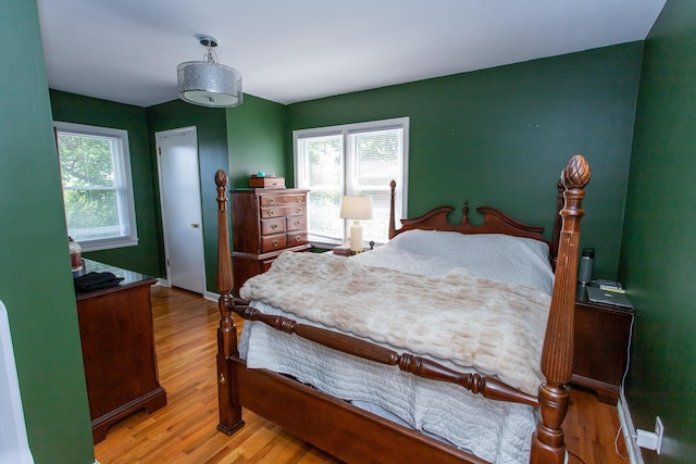 1021 Arapaho Trl, Frankfort, KY 40601 - bedroom featuring multiple windows and wood finished floors