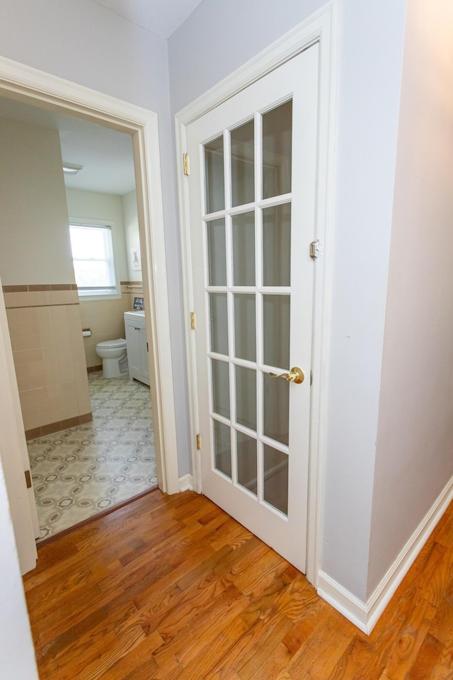 1021 Arapaho Trl, Frankfort, KY 40601 - hall with wood finished floors