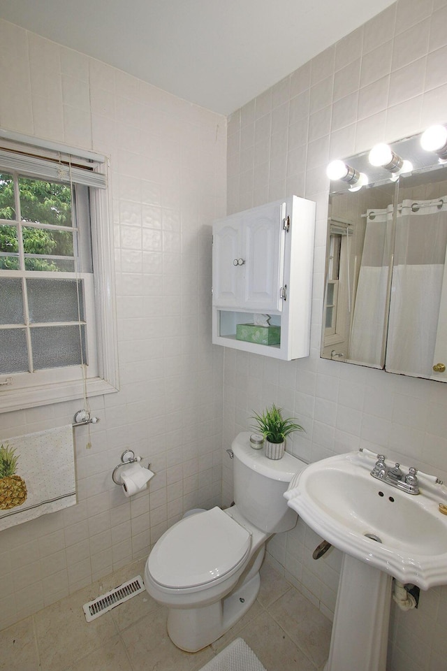 325 Dantzler Ct, Lexington, KY 40503 - bathroom with tile walls, toilet, tile patterned floors, curtained shower, and a sink