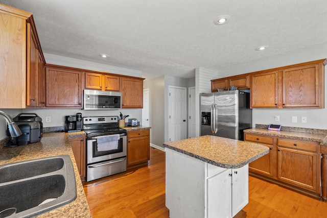 962 Cobble Dr, Richmond, KY 40475 - kitchen featuring stainless steel appliances, a sink, light wood-style floors, a kitchen island, and recessed lighting