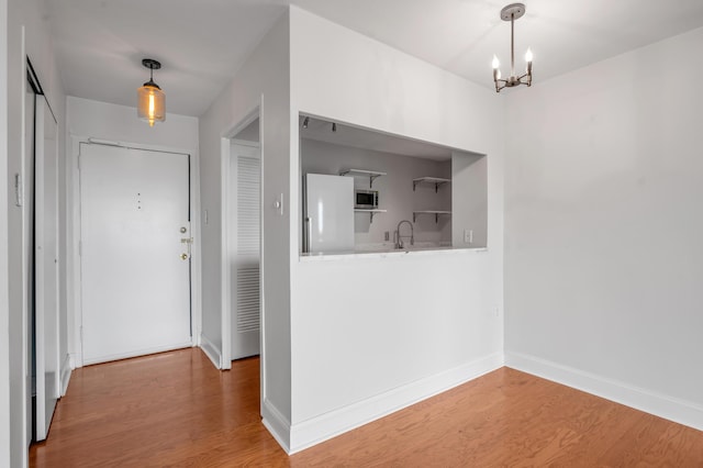 2121 Nicholasville Rd Unit 910, Lexington, KY 40503 - foyer featuring light wood-style flooring, a chandelier, and baseboards