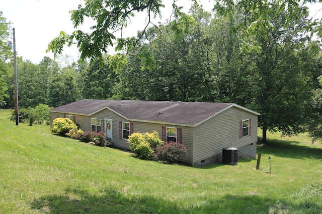164 Oxbow Rd, Carlisle, KY 40311 - view of front of home featuring crawl space, cooling unit, a front yard, and a shingled roof