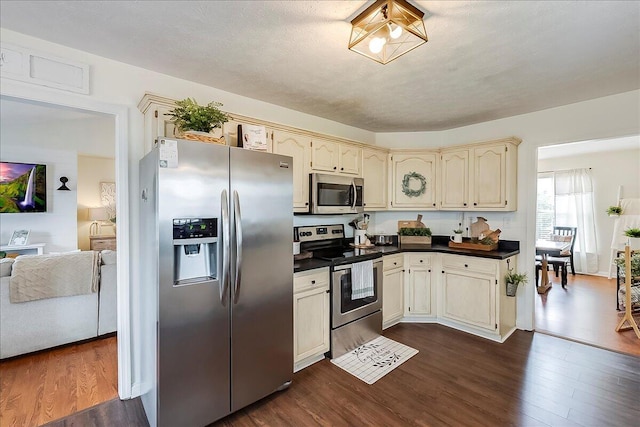 105 Geneva Ct, Nicholasville, KY 40356 - kitchen with stainless steel appliances, cream cabinetry, dark countertops, and dark wood-type flooring