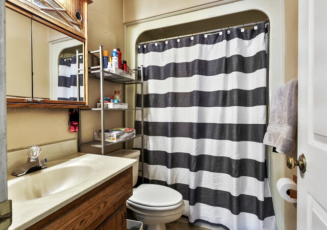 400 Aspen Dr, Lawrenceburg, KY 40342 - bathroom with vanity and curtained shower
