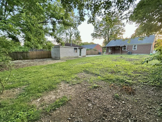 324 Glendale Ave, Lexington, KY 40511 - view of yard with an outbuilding