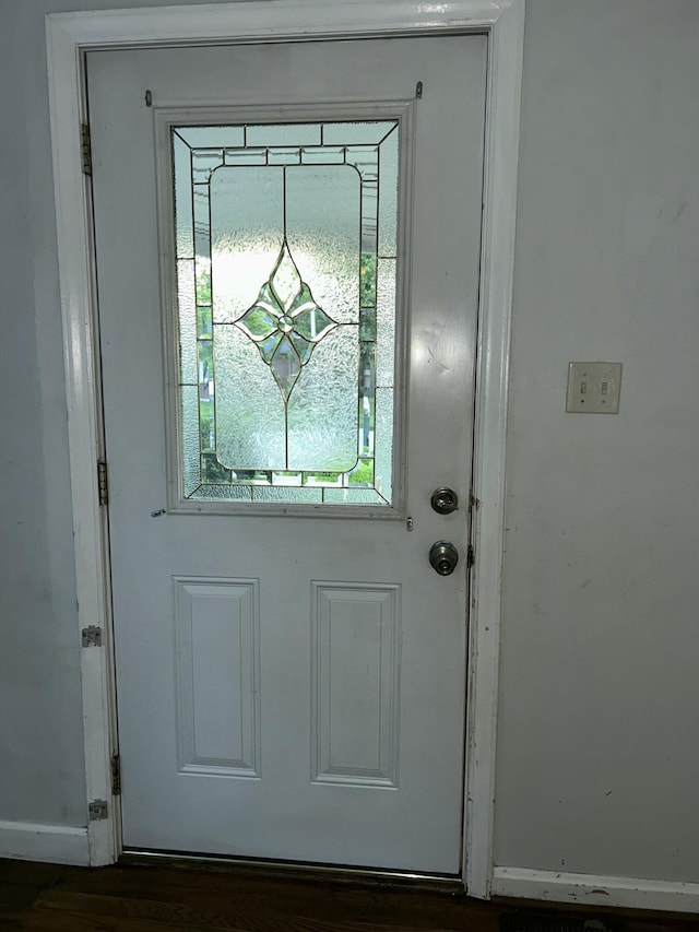 324 Glendale Ave, Lexington, KY 40511 - entryway with dark wood-style floors and baseboards