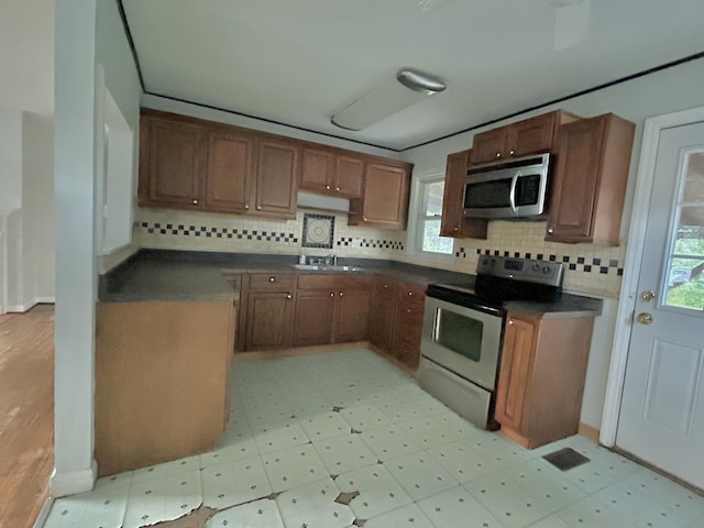 324 Glendale Ave, Lexington, KY 40511 - kitchen with stainless steel appliances, dark countertops, plenty of natural light, and backsplash