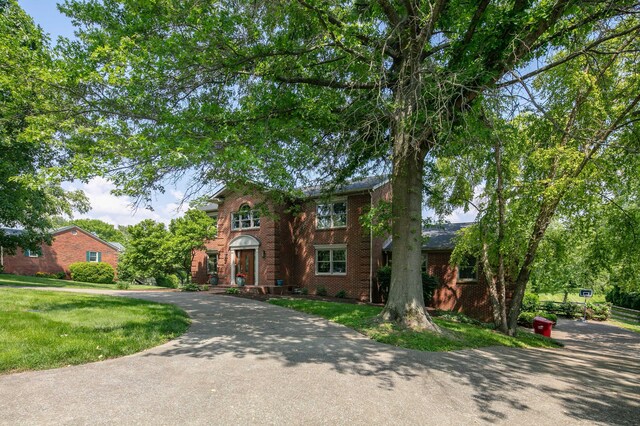 202 Thoroughbred Ln, Nicholasville, KY 40356 - traditional home with brick siding, a front yard, and asphalt driveway