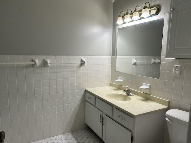 522 Countryside Cir, Mount Vernon, KY 40456 - bathroom with vanity, tile walls, toilet, and a wainscoted wall