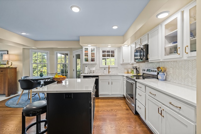 850 Charwood Dr, Lexington, KY 40515 - kitchen with appliances with stainless steel finishes, a sink, a kitchen bar, white cabinets, and light countertops