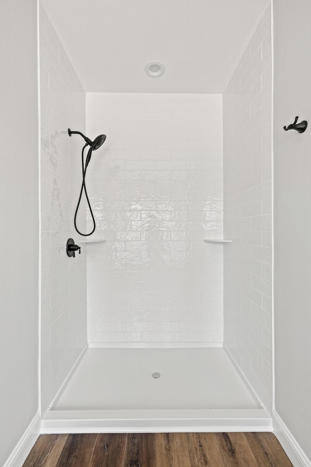 1038 Tamworth Ln, Frankfort, KY 40601 - full bath with tiled shower, wood finished floors, and baseboards
