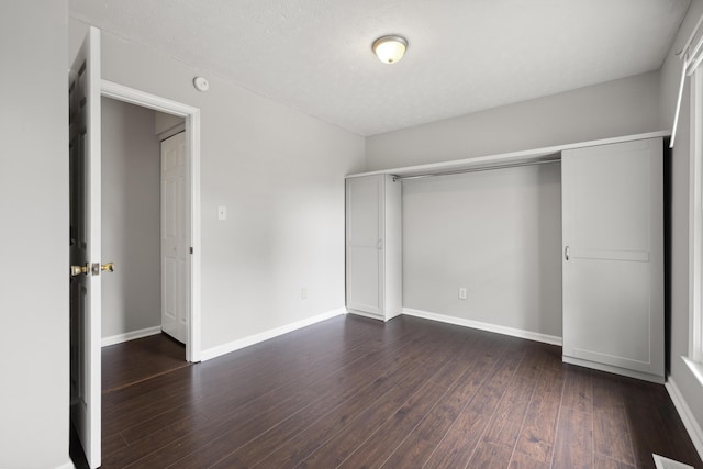966 Jairus Dr, Lexington, KY 40515 - unfurnished bedroom featuring dark wood-style floors, baseboards, and a closet