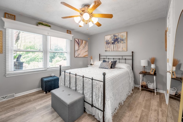 208 Westmoreland Ct, Georgetown, KY 40324 - bedroom featuring light wood-style flooring, a textured ceiling, baseboards, and a ceiling fan
