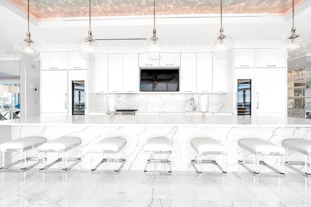 103 S Limestone St Unit 1150, Lexington, KY 40507 - kitchen featuring white cabinetry, a breakfast bar area, and modern cabinets