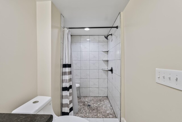 559 Breckenridge St, Lexington, KY 40508 - full bathroom with toilet and tiled shower