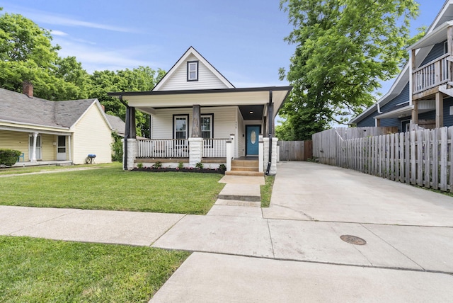 559 Breckenridge St, Lexington, KY 40508 - shotgun-style home featuring concrete driveway and a porch