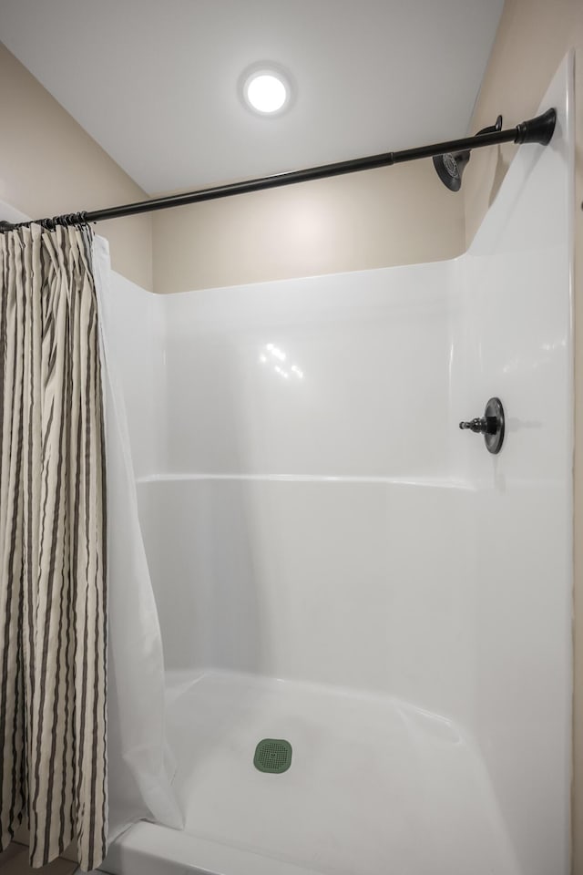 504 Martin Dr, Richmond, KY 40475 - full bath featuring a shower with curtain