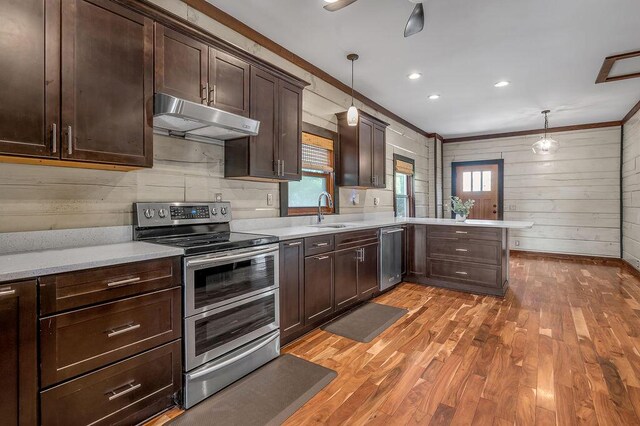 372 Sussex Ln, Nicholasville, KY 40356 - kitchen featuring appliances with stainless steel finishes, under cabinet range hood, a sink, light countertops, and ornamental molding