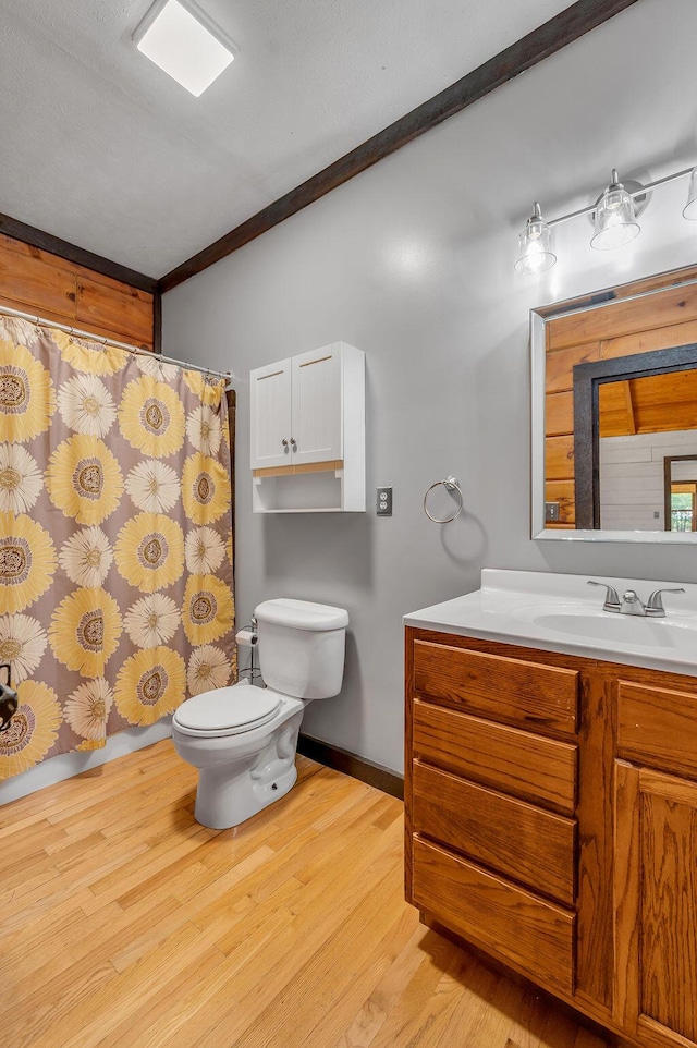 372 Sussex Ln, Nicholasville, KY 40356 - full bath featuring toilet, vanity, wood finished floors, crown molding, and a shower with curtain