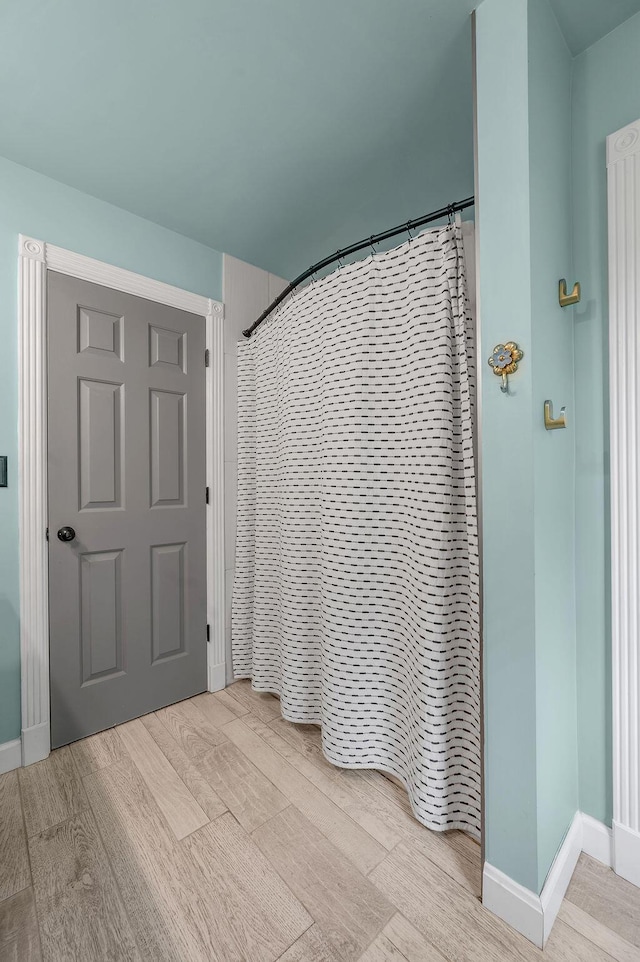 2245 Abbeywood Rd, Lexington, KY 40515 - bathroom featuring wood finished floors, baseboards, and a shower with curtain