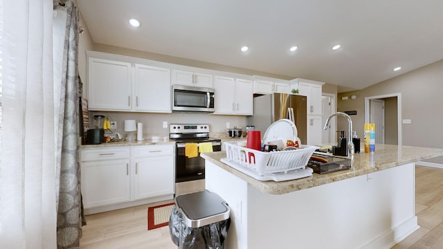 345 Memory Ln, Richmond, KY 40475 - kitchen featuring stainless steel appliances, light wood-type flooring, a kitchen island with sink, white cabinetry, and recessed lighting