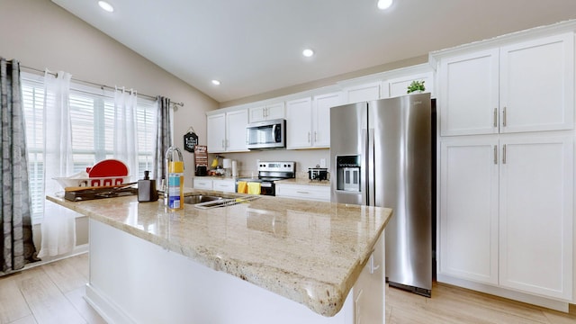 345 Memory Ln, Richmond, KY 40475 - kitchen featuring appliances with stainless steel finishes, a sink, an island with sink, vaulted ceiling, and light wood finished floors
