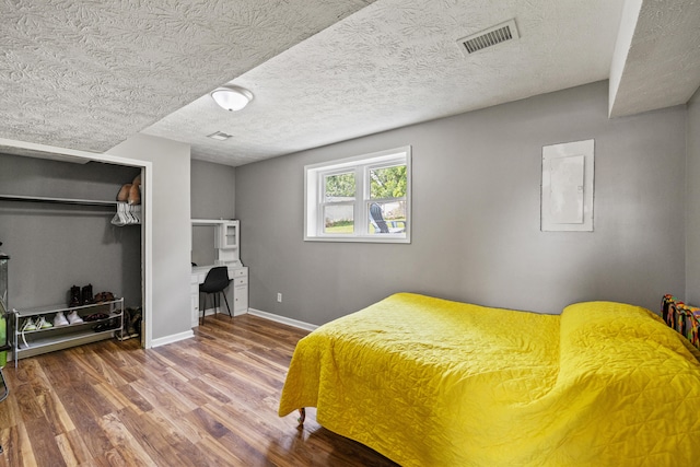 263 S Eagle Creek Dr, Lexington, KY 40515 - bedroom with wood finished floors, baseboards, and a closet