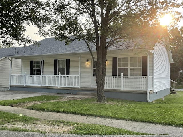 507 Hidden Hills Way, Winchester, KY 40391 - view of front facade with covered porch, a shingled roof, and a front lawn