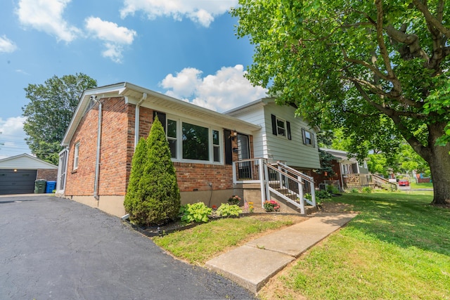 1613 Hastings Ct, Lexington, KY 40505 - view of front of house with brick siding, a front yard, and an outbuilding