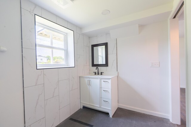 1613 Hastings Ct, Lexington, KY 40505 - bathroom with vanity and baseboards