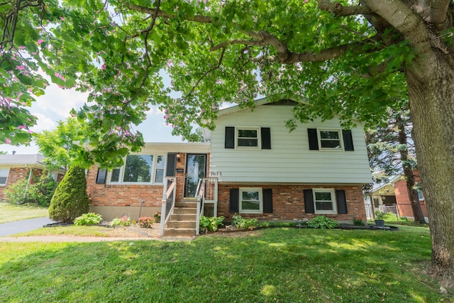 1613 Hastings Ct, Lexington, KY 40505 - tri-level home featuring brick siding