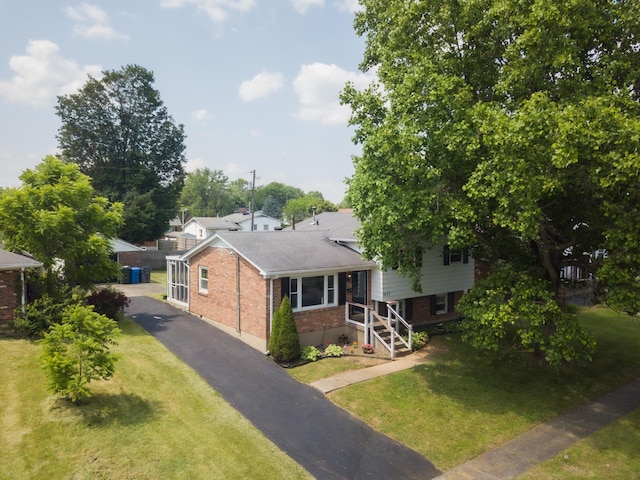 1613 Hastings Ct, Lexington, KY 40505 - split level home featuring brick siding and a front lawn