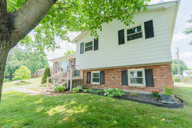 1613 Hastings Ct, Lexington, KY 40505 - tri-level home featuring brick siding and a front yard